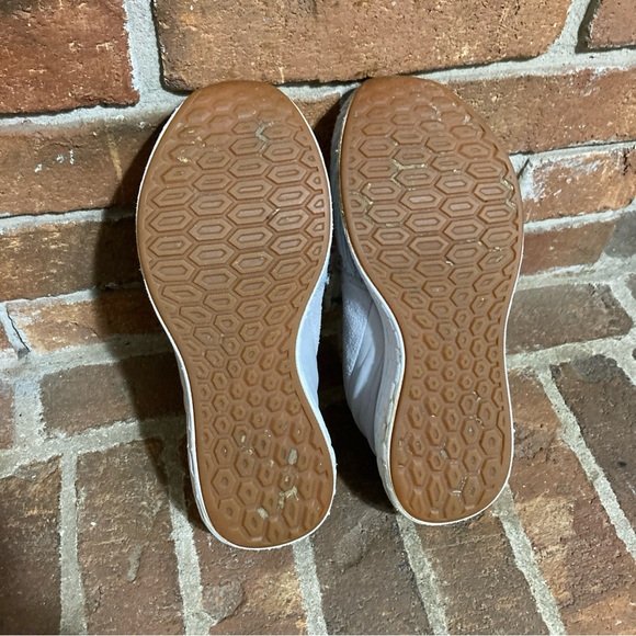 New Balance Cream Casual Sneakers - Picture 5 of 5